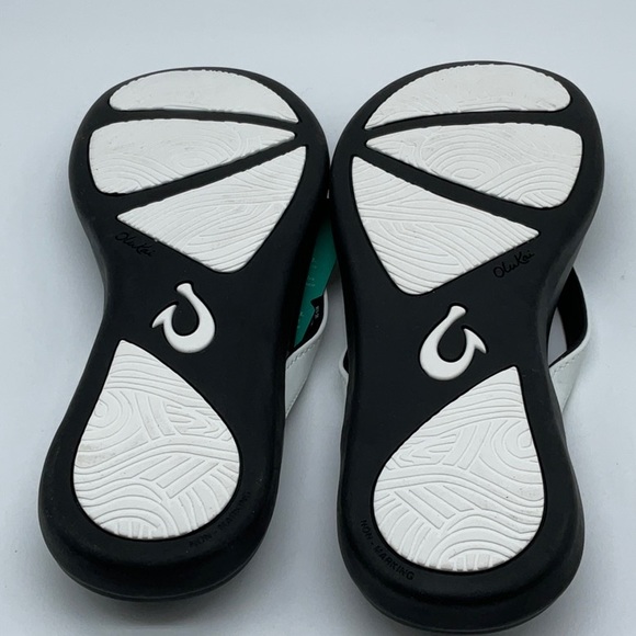 OluKai Ho’pio woman’s beach sandal white/onyx - Picture 4 of 5